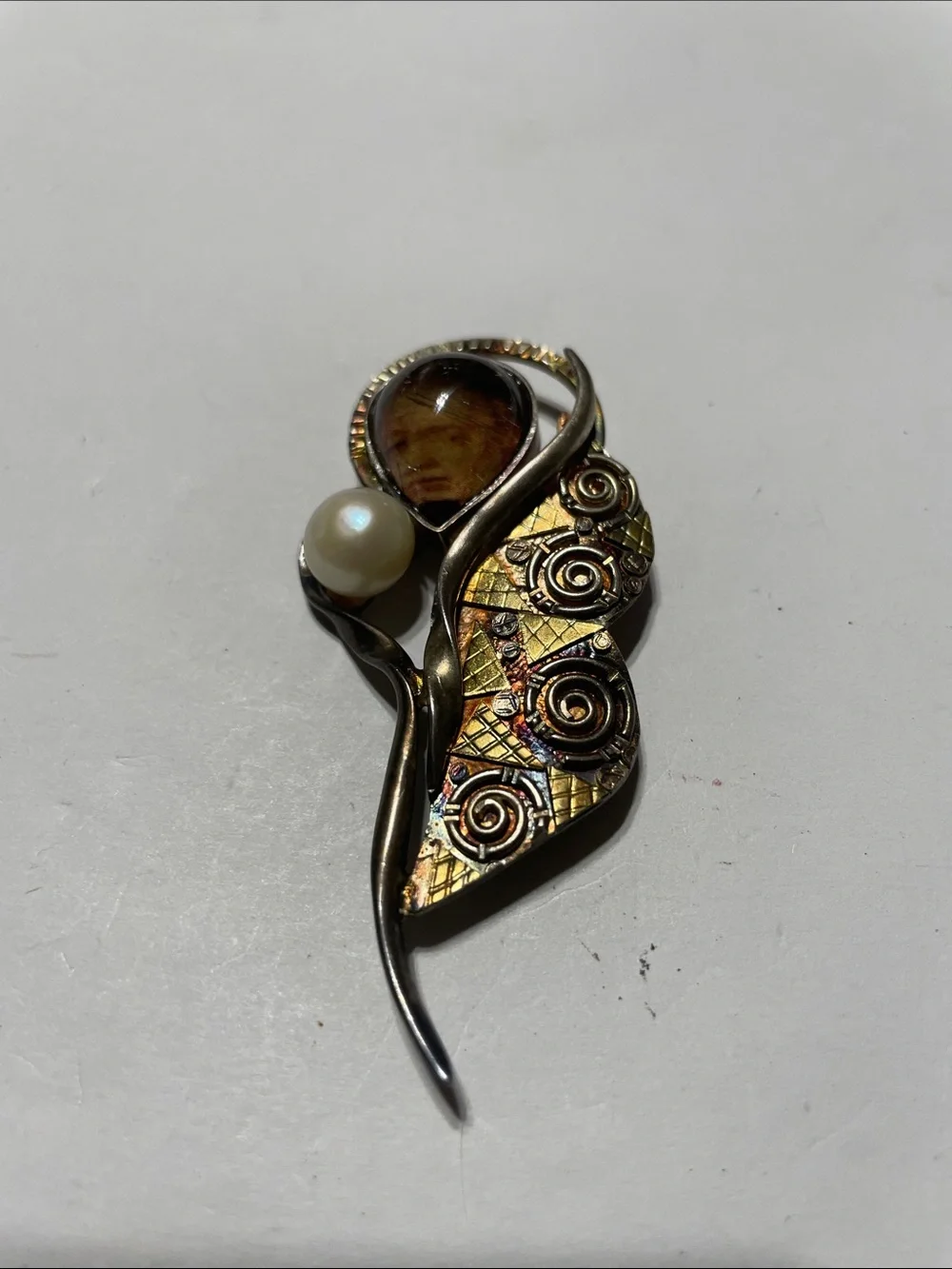 Vintage Artisan Gold-Tone Leaf Brooch with Pearl and Brown Cabochon. 8/11/6